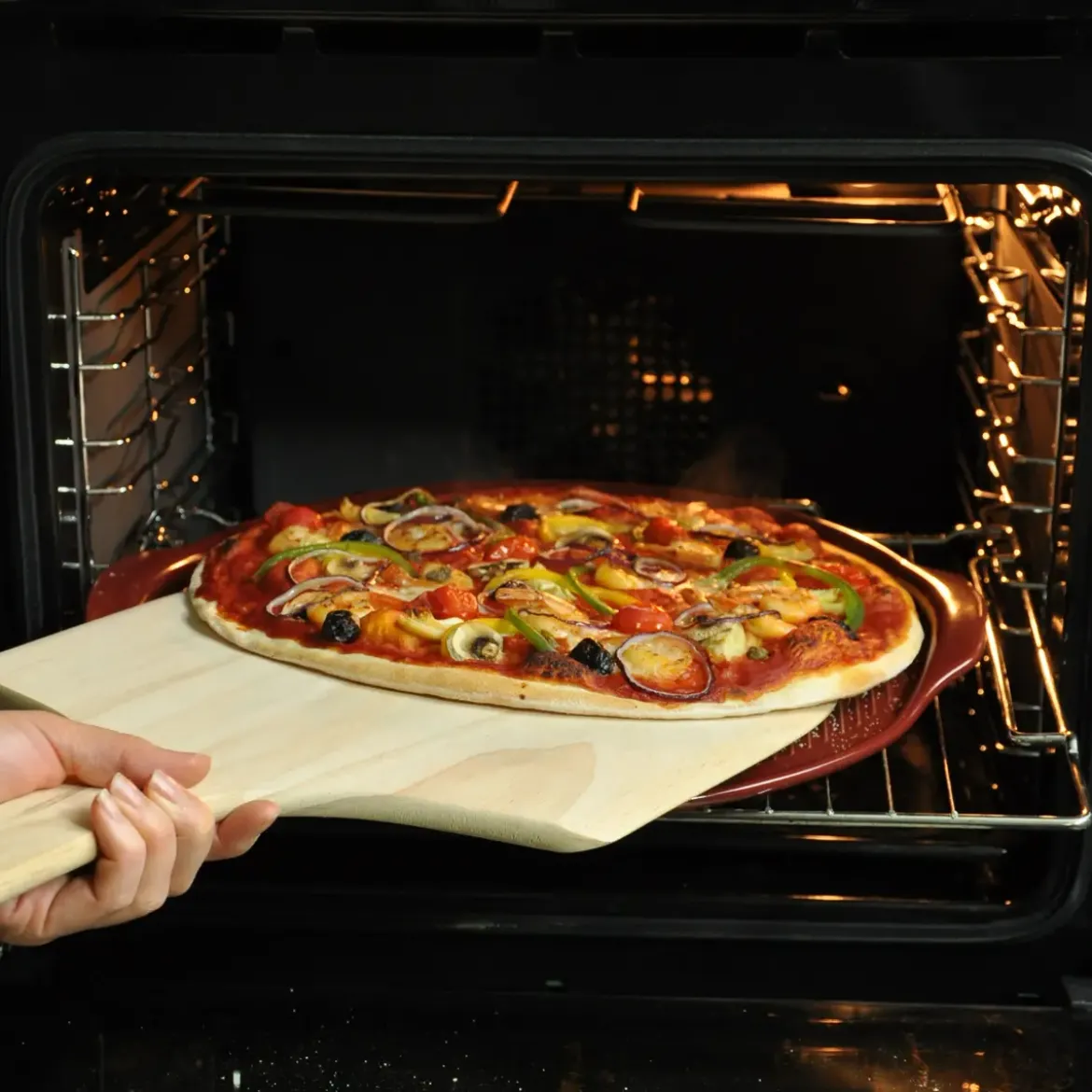 Emile Henry Pizzastein 37 cm Kohle